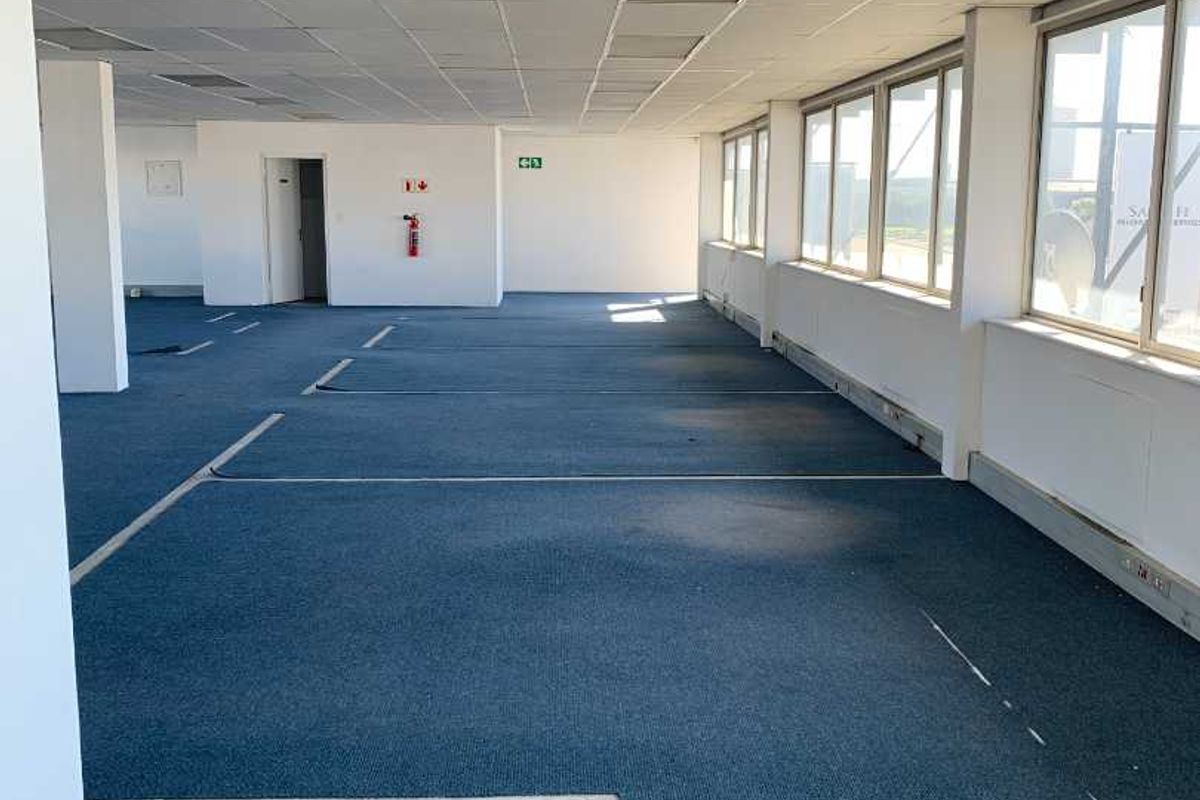 Offices in 24 hour security complex - Photo 4
