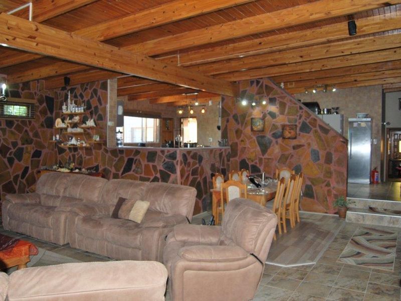 Entertainer's Dream Home in Henties Bay - Photo 9