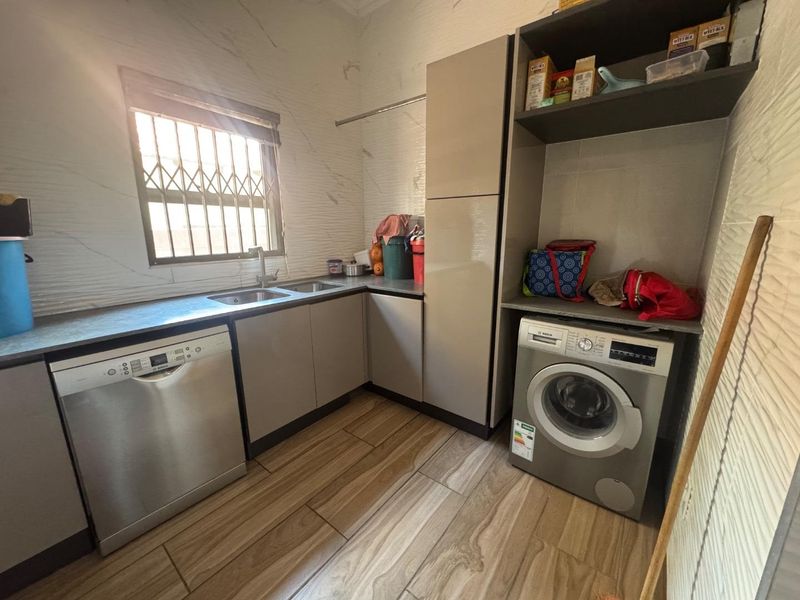 Elegant 6 Bedroom Double Storey Home With Cinema Room & Luxury Features - Photo 6