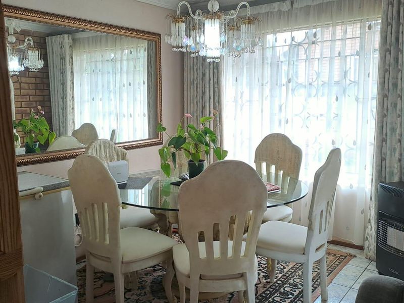 Charming and well maintained family home nestled in a peaceful neighborhood in Clarina - Photo 5