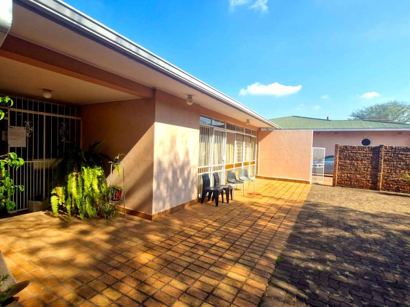Exceptional Accommodation Investment – Walking Distance to Steve Biko Hospital & UP Medical Campus - Photo 9