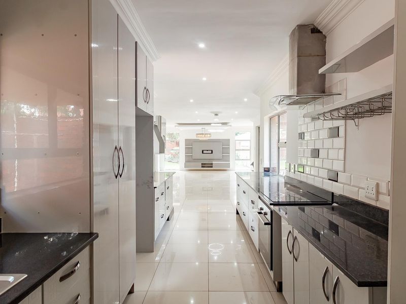 Modern, Newly Renovated 3-Bedroom Home with Solar & Entertainment Appeal in Prime Paulshof Location - Photo 7