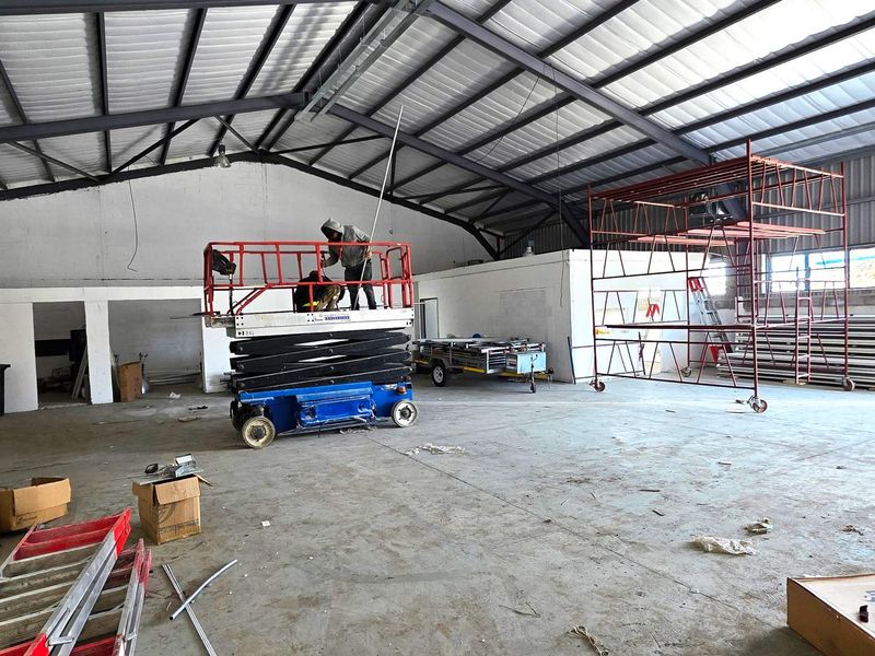 Light Industrial Warehouse in Newly Refurbished Complex - Photo 3