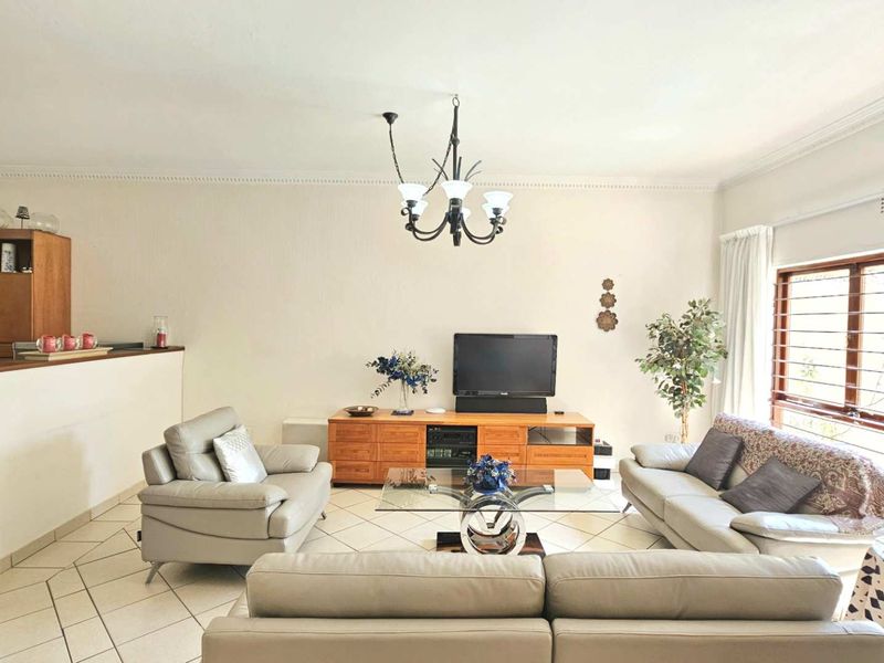 Spacious 3/4 Bedroom Sandton Townhouse Offering The “Best” Future Property Investment - Photo 4