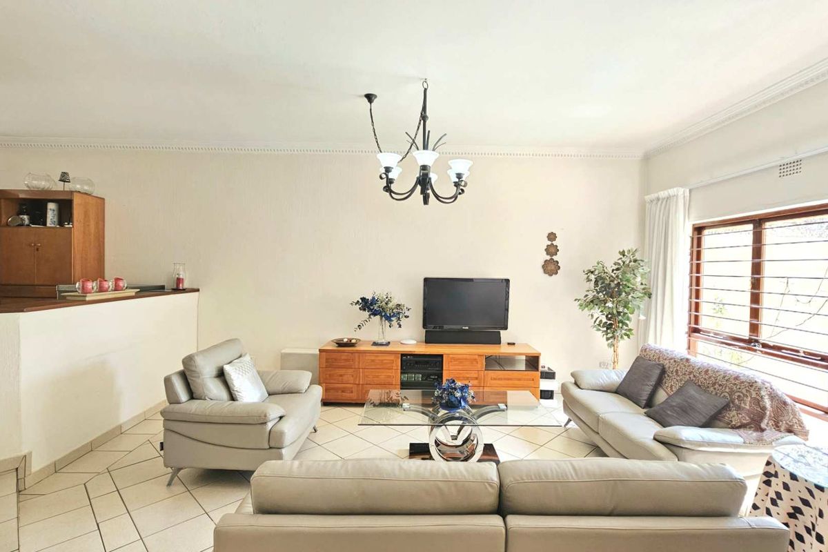Spacious 3/4 Bedroom Sandton Townhouse Offering The “Best” Future Property Investment - Photo 4