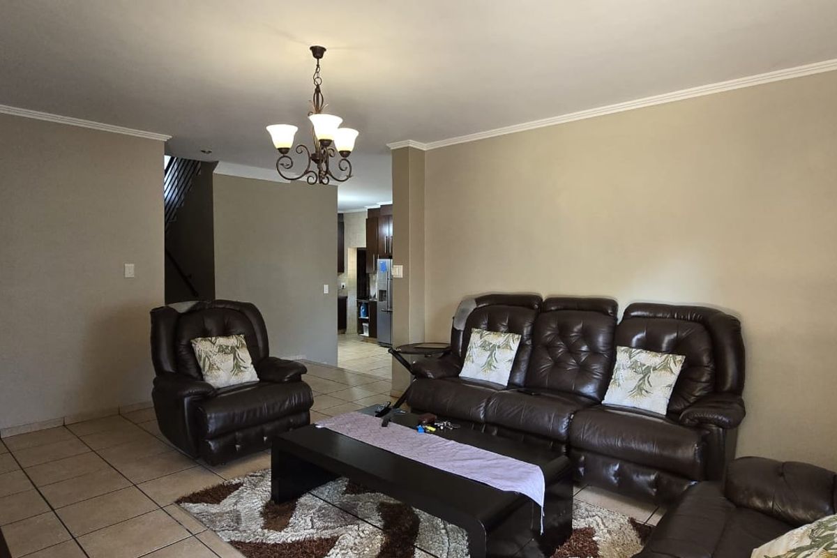 Elegant 4-Bedroom Family Home For Sale in Rooihuiskraal North, Pretoria South - Photo 2