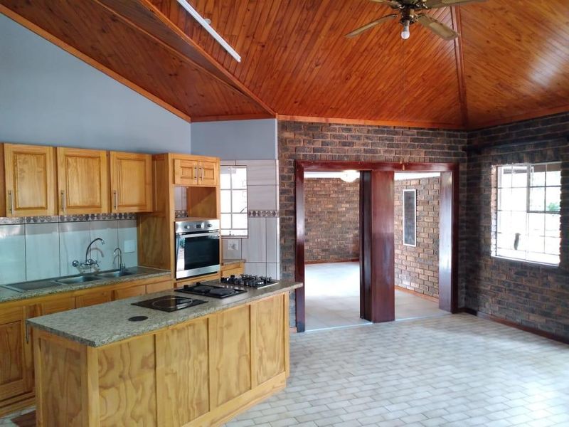 Spacious Three-Bedroom Gem - Photo 9