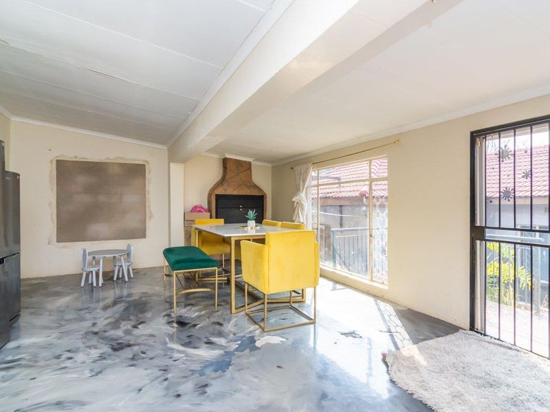 A hidden Gem waiting to shine! is for sale in Florida - Photo 2