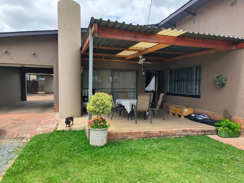 Investment property with a 3 bedroomed home, plus  2 freestanding, self contained flats. - Photo 4