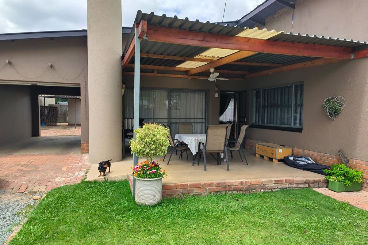 Investment property with a 3 bedroomed home, plus  2 freestanding, self contained flats. - Photo 4