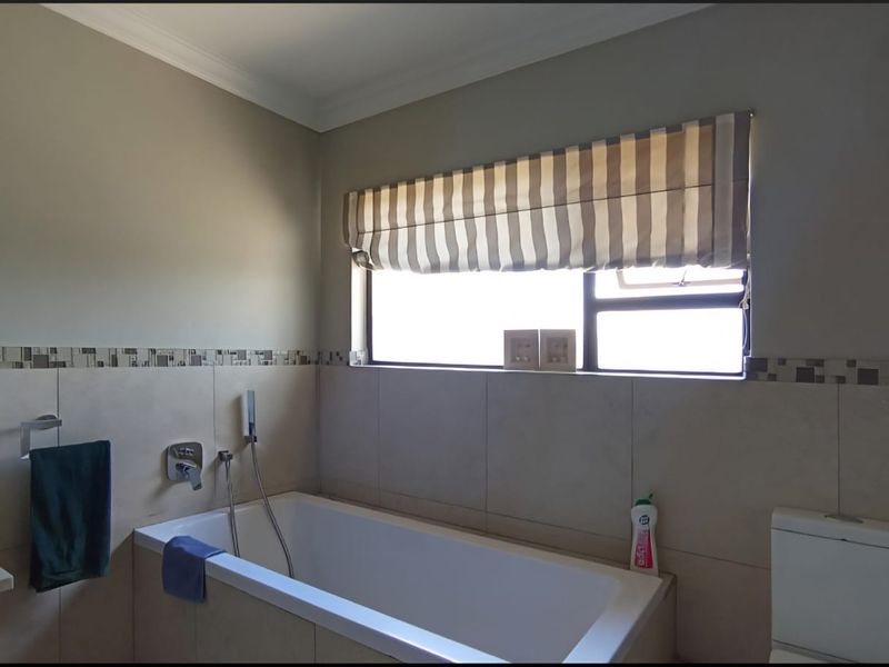 4 Bedroom House for Sale in Savanna Hills Estate. - Photo 4