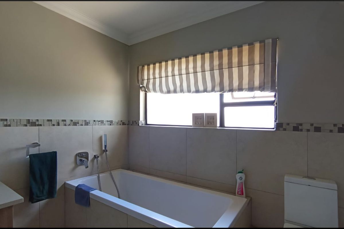 4 Bedroom House for Sale in Savanna Hills Estate. - Photo 4