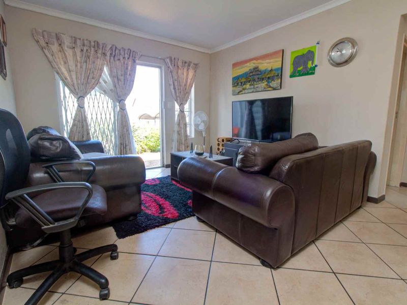 Ground Floor Apartment in Beautifully Kept Complex - Photo 3