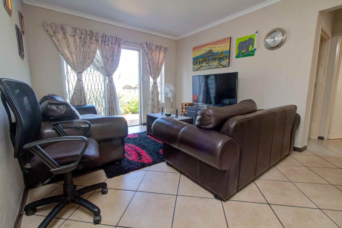 Ground Floor Apartment in Beautifully Kept Complex - Photo 3