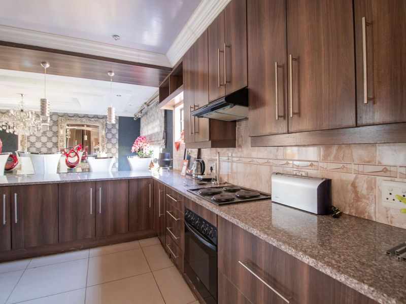 Luxury Living Awaits  available immediately in Rayton Estate's Family Haven - Fully Furnished - Photo 3