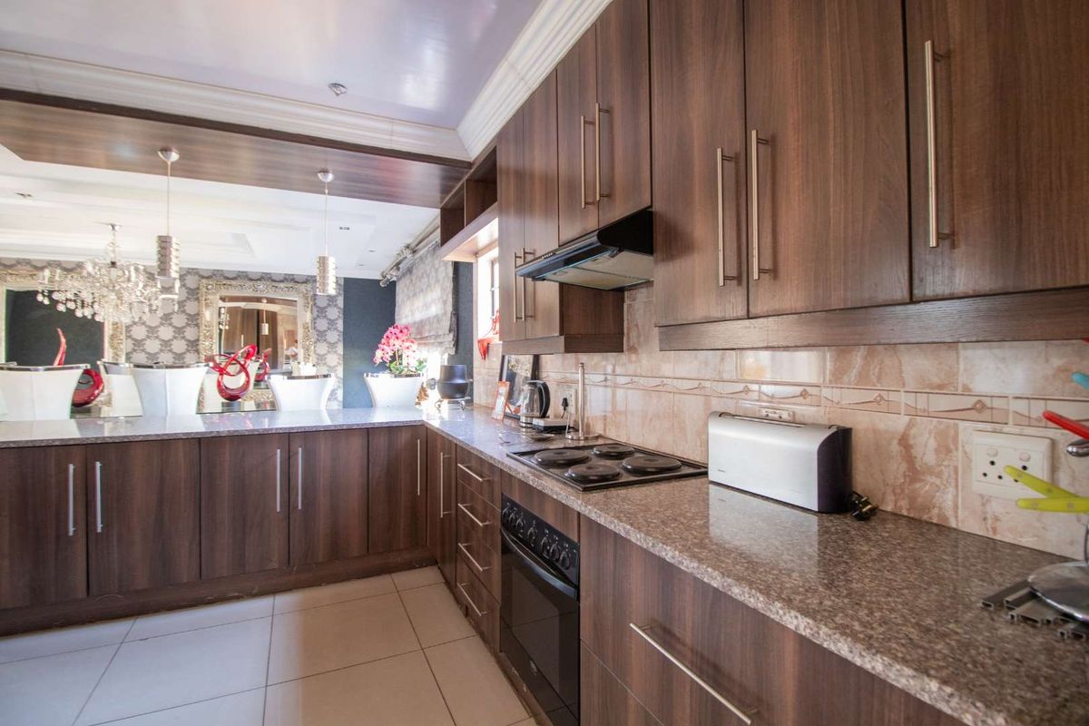 Luxury Living Awaits  available immediately in Rayton Estate's Family Haven - Fully Furnished - Photo 3