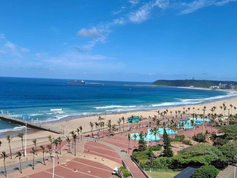 **Charming Apartment for Rent in Prestigious Blue Chip Building** - Photo 2