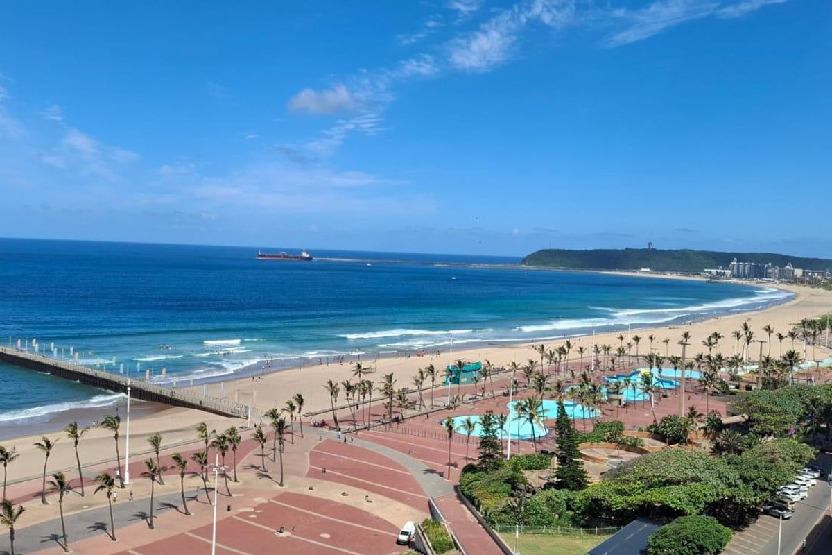 **Charming Apartment for Rent in Prestigious Blue Chip Building** - Photo 2