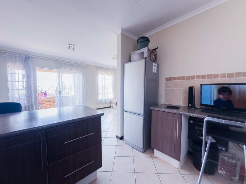 2 Bedroom Townhouse with Balcony - Photo 6