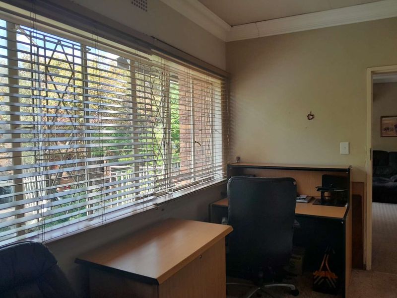 Safe and secure 3 Bedroom Apartment for sale South Crest - Photo 6