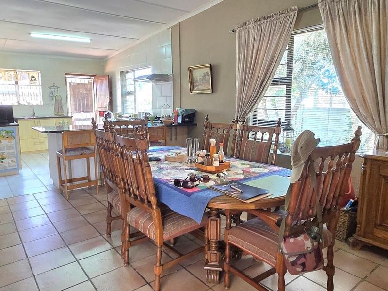 Spacious North-Facing Family Home with Mountain Views in Franskraalstrand - Photo 8