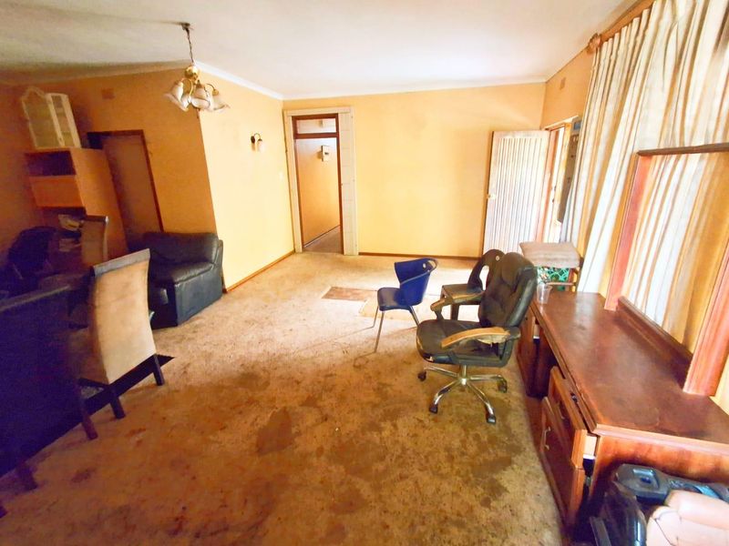 "Lovely residential property located in the lush surroundings of Bezuidenhout Valley, Johannesburg" - Photo 9