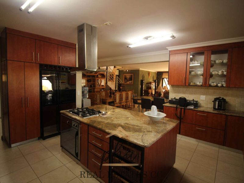 4 Bedroom house with 2 bedroom Flat for Sale - Swakopmund (Ext 9) - Photo 5