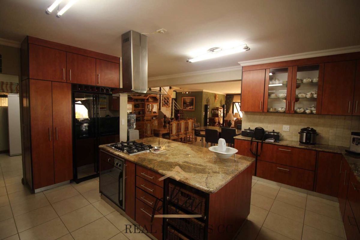 4 Bedroom house with 2 bedroom Flat for Sale - Swakopmund (Ext 9) - Photo 5