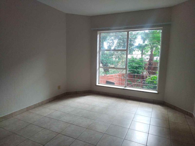 Spacious 3 Bedroom Apartment For Sale in a Prime Location - Photo 3