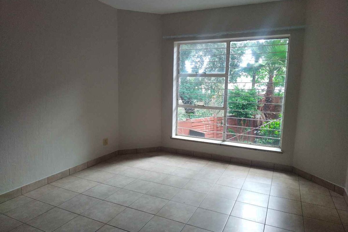 Spacious 3 Bedroom Apartment For Sale in a Prime Location - Photo 3