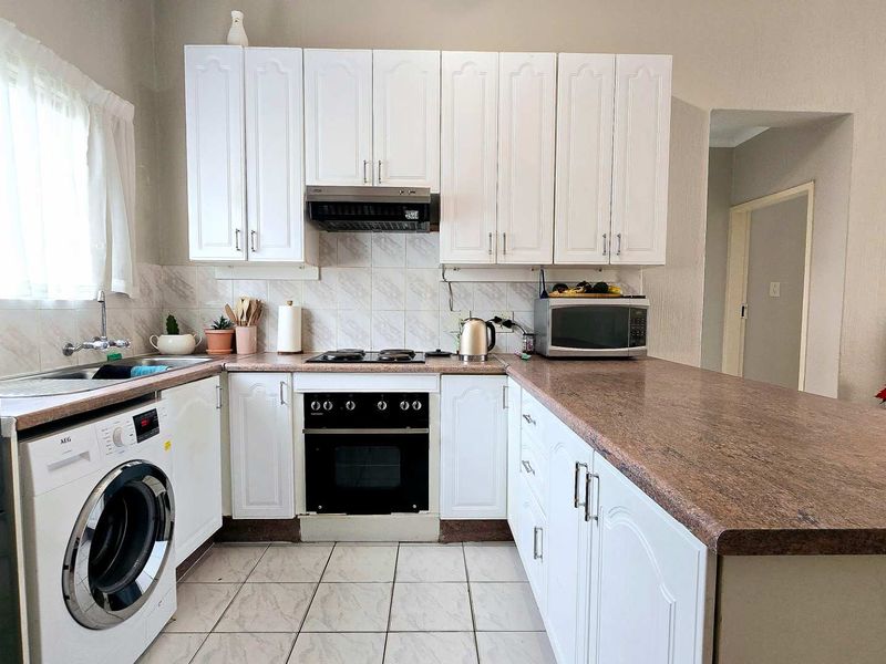 Secure 2-Bedroom Unit in the Heart of Garsfontein - Photo 7