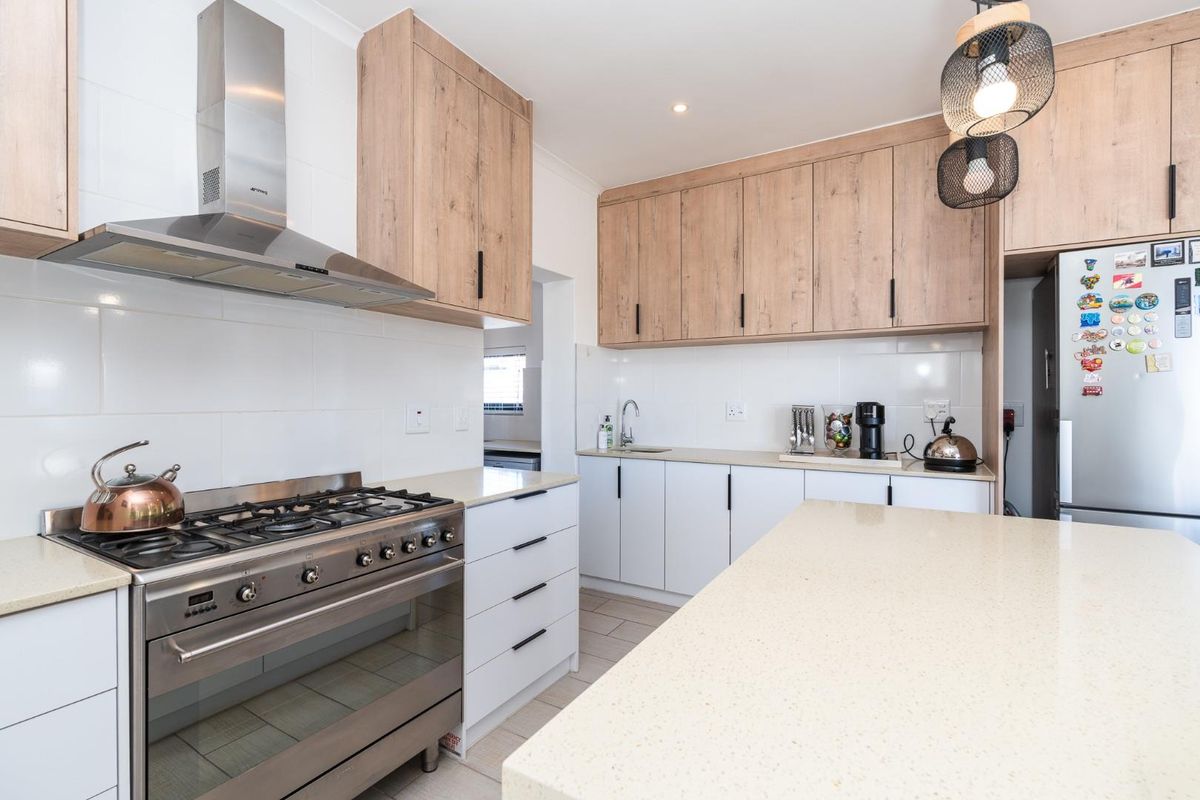 Easy living with seamless indoor-outdoor flow - Photo 2