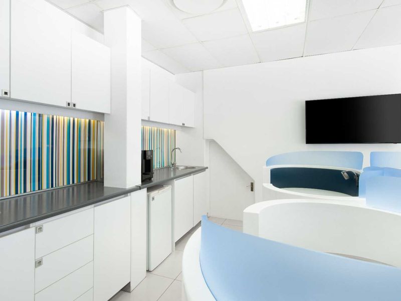 Serviced office space for 10 persons in Regus East London - Photo 7