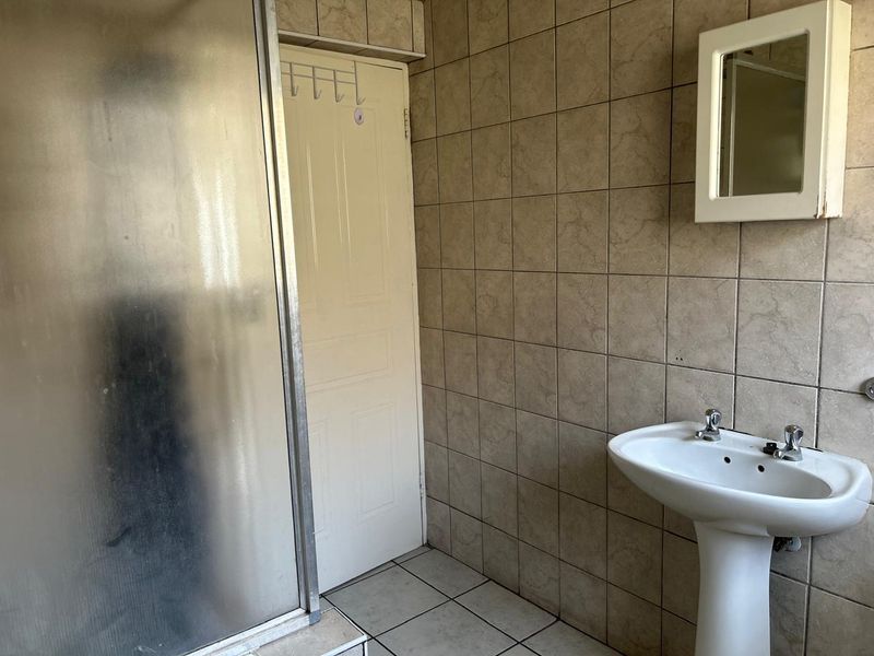 Two bedroomed ground floor apartment for sale in Comet Boksburg - Photo 6