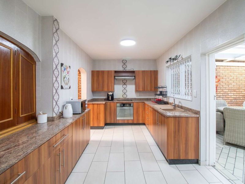 Spacious 3-Bedroom Townhouse in Secure Boomed Area - Must See! - Photo 6