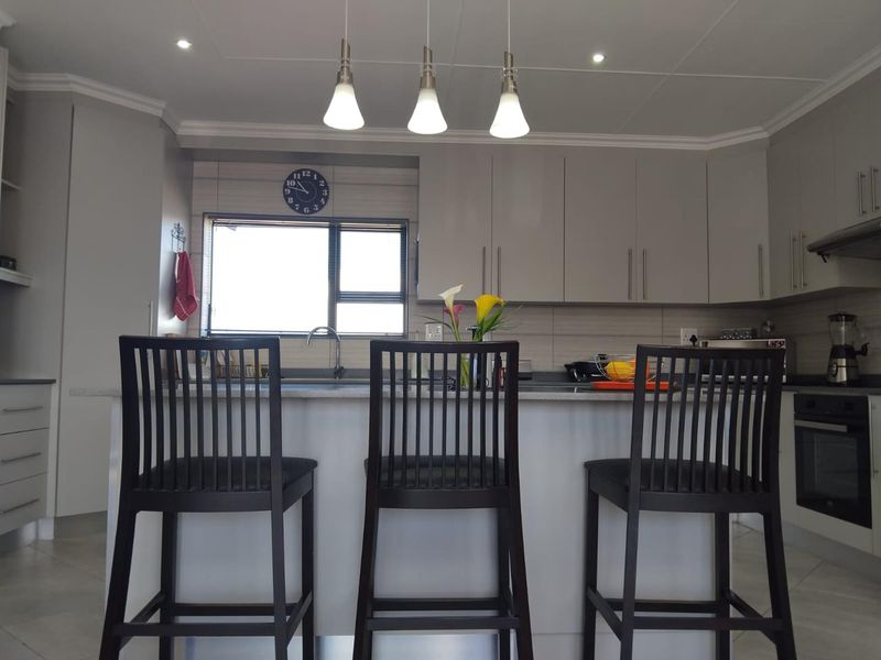 Elegant Living in a Modern Two-Bedroom House in Reebok on the Garden Route - Photo 4