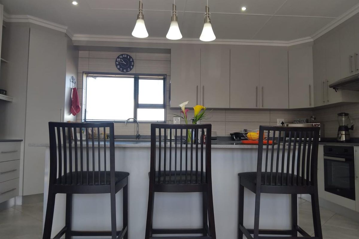 Elegant Living in a Modern Two-Bedroom House in Reebok on the Garden Route - Photo 4