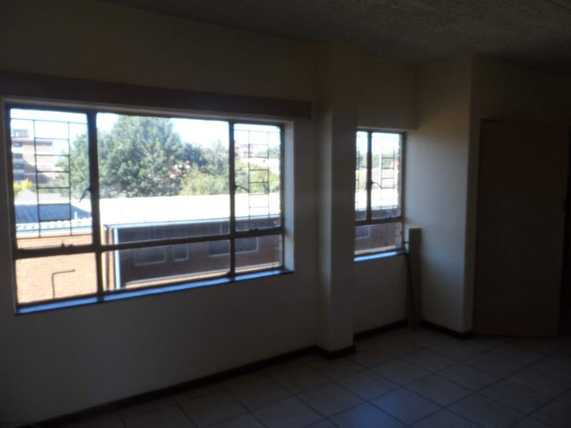 BACHELOR FLAT TO RENT IN PRETORIA WEST - Photo 6