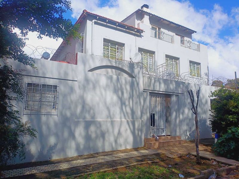Spacious 8-Bedroom Double-Storey Home for Sale Near University of Johannesburg (Bunting Road Campus) - Photo 2