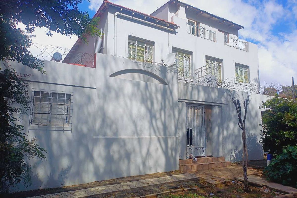 Spacious 8-Bedroom Double-Storey Home for Sale Near University of Johannesburg (Bunting Road Campus) - Photo 2