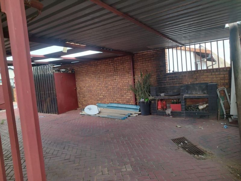 3 bedrooms house for sale in Soshanguve BB - Photo 6