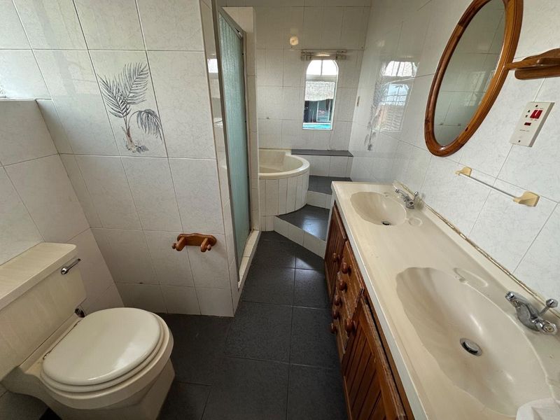 4 BEDROOM FAMILY HOME WITH BACHELOR FLAT - Photo 7