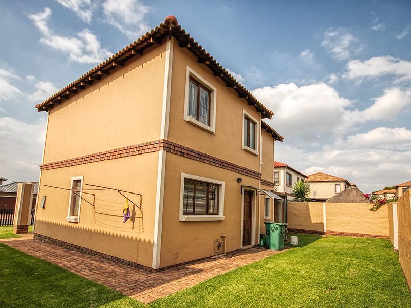3 Bedroom Meyersig duplex for sale! - Photo 2