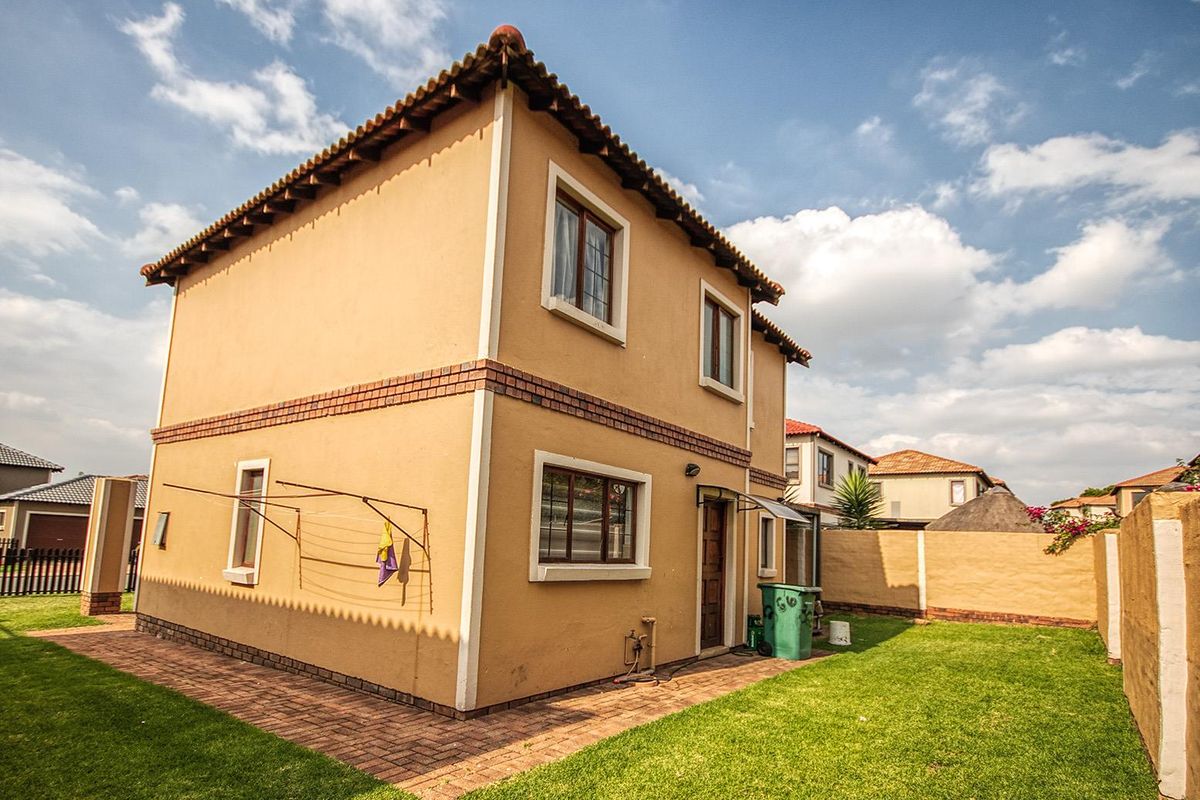 3 Bedroom Meyersig duplex for sale! - Photo 2