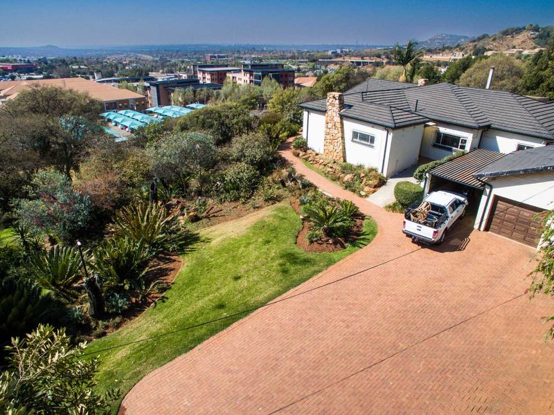 4-Bedroom Home on a 5 949m2 Stand in Constantia Kloof - Photo 2
