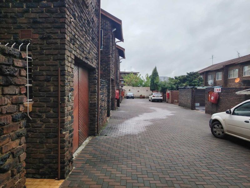 3 Bedroom Duplex Town House - Photo 2