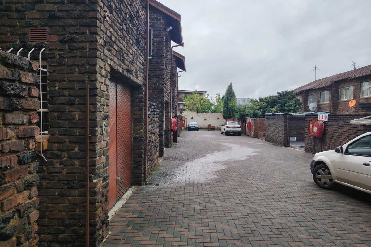 3 Bedroom Duplex Town House - Photo 2