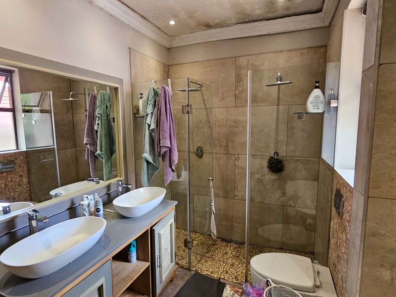 Spacious 5 Bedroom Family Home in Schoemansville Hartbeespoort - Photo 7