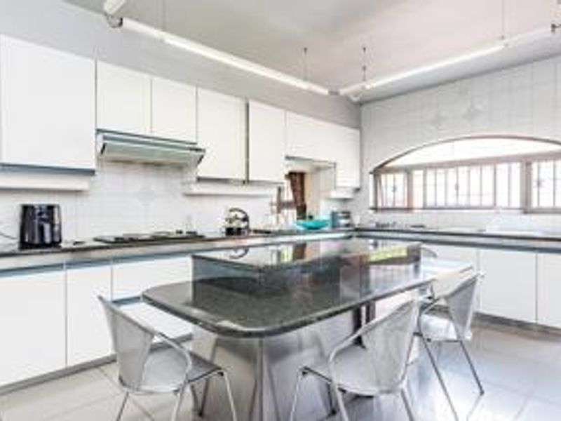 Breathtaking Double-Storey Located in Marlboro. - Photo 4