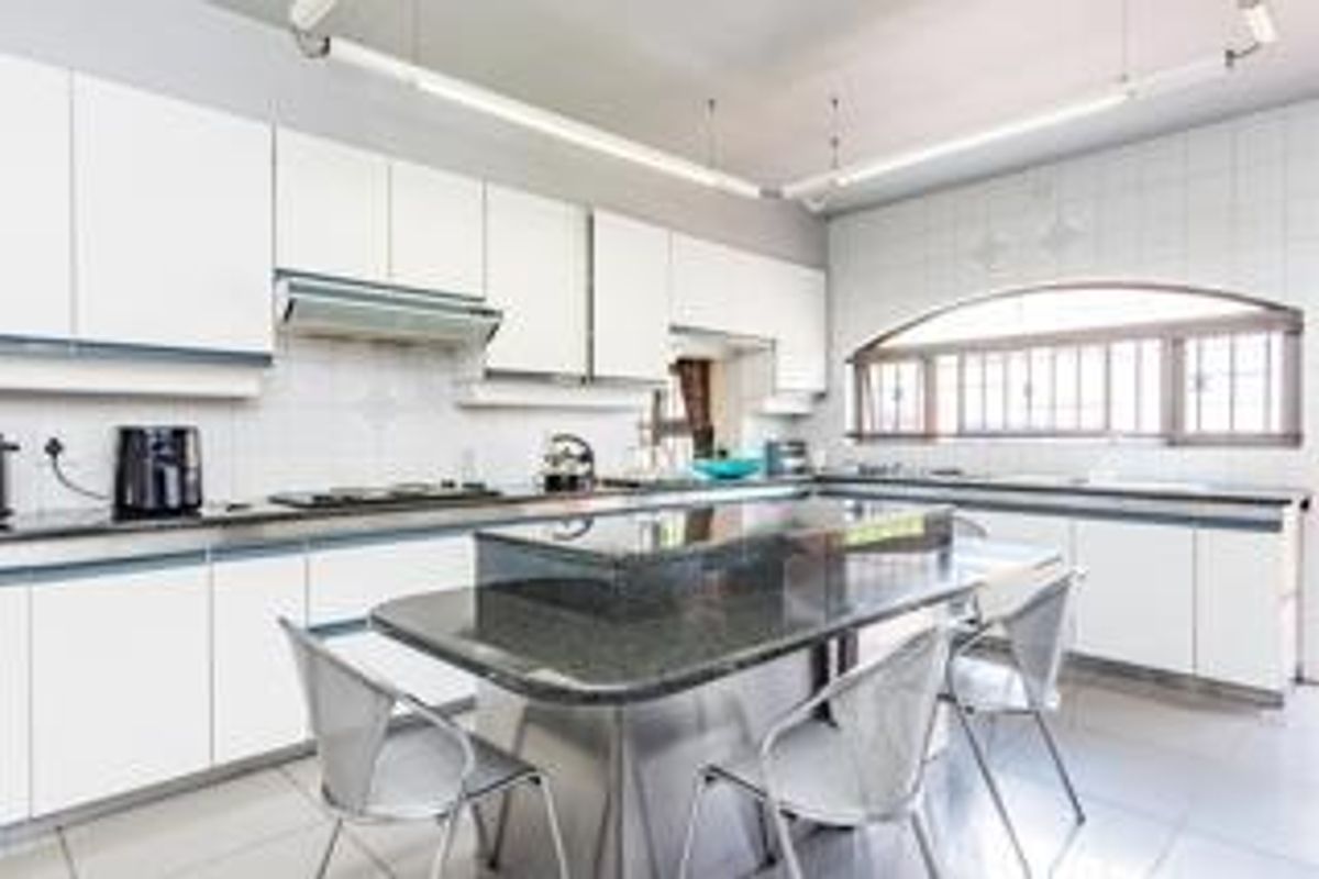 Breathtaking Double-Storey Located in Marlboro. - Photo 4